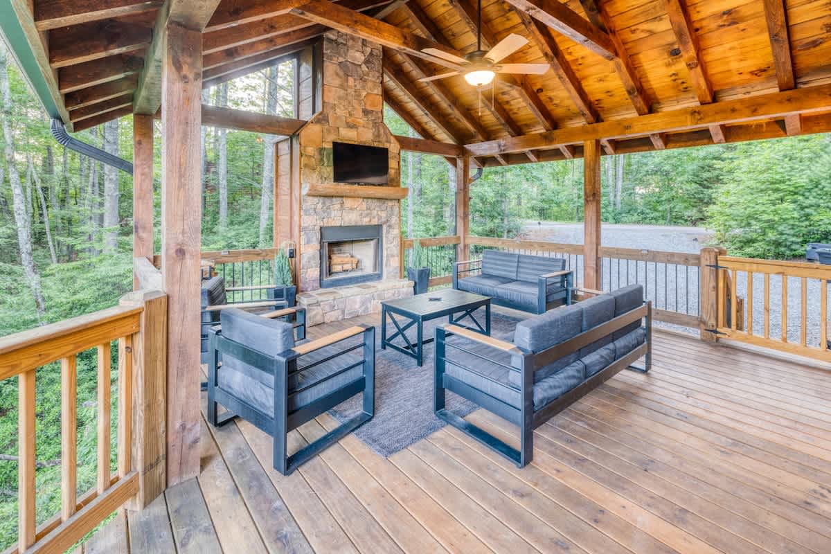 4BR Pineview | Hot Tub & Scenic Views | Arcade #43