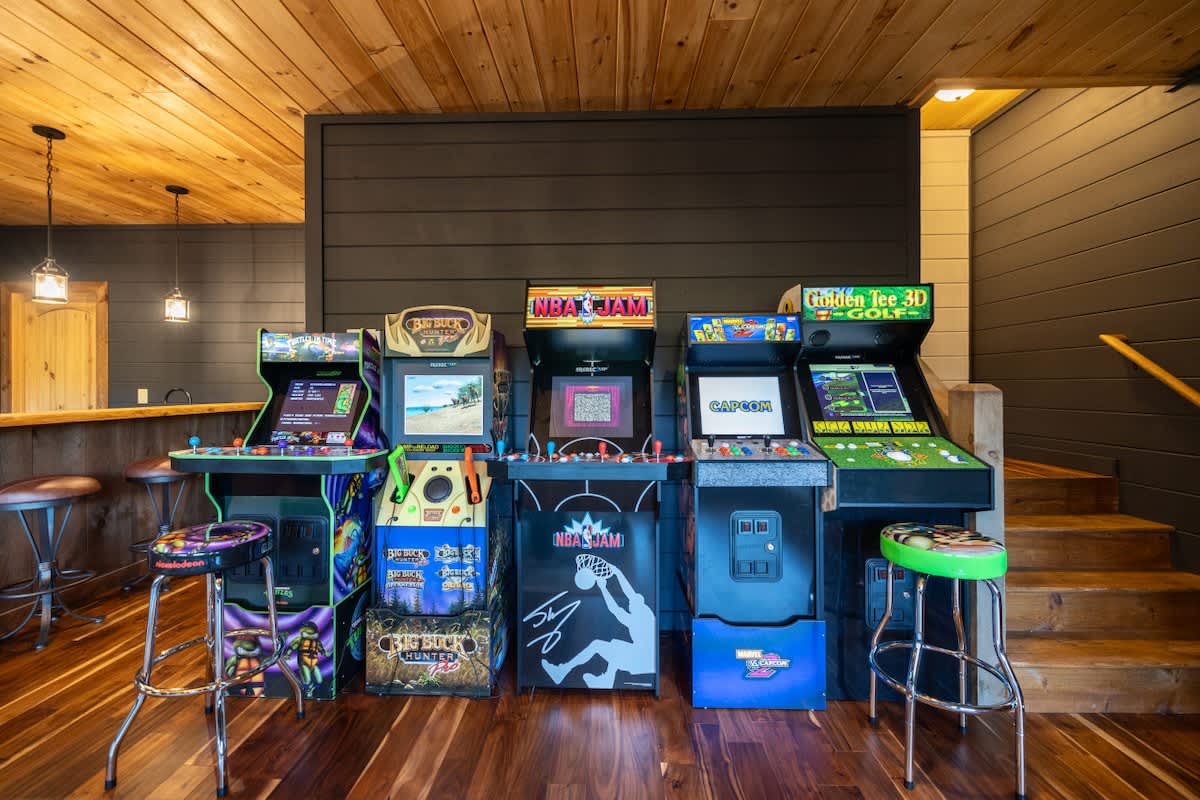 4BR Pineview | Hot Tub & Scenic Views | Arcade #14