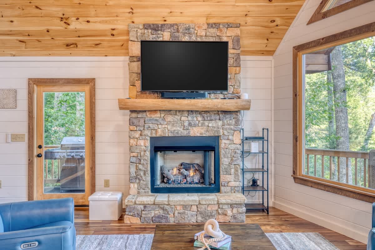 4BR Pineview | Hot Tub & Scenic Views | Arcade #31