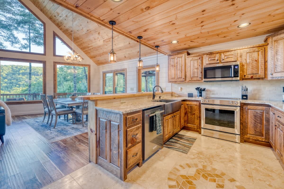 4BR Pineview | Hot Tub & Scenic Views | Arcade #28
