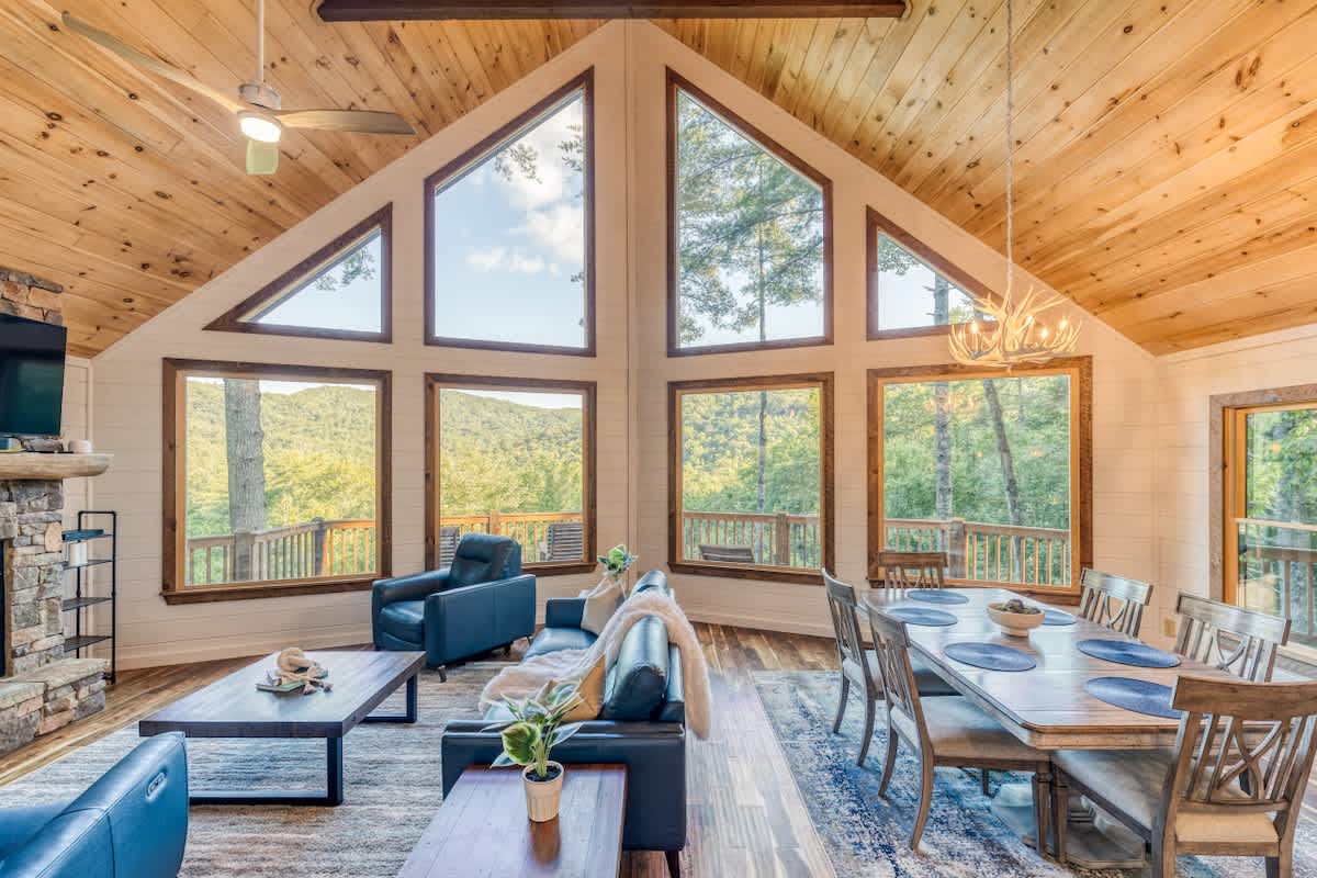 4BR Pineview | Hot Tub & Scenic Views | Arcade #7