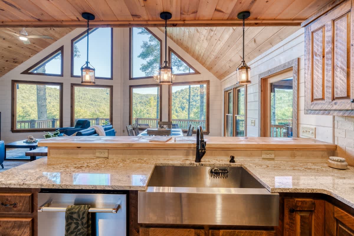 4BR Pineview | Hot Tub & Scenic Views | Arcade #19