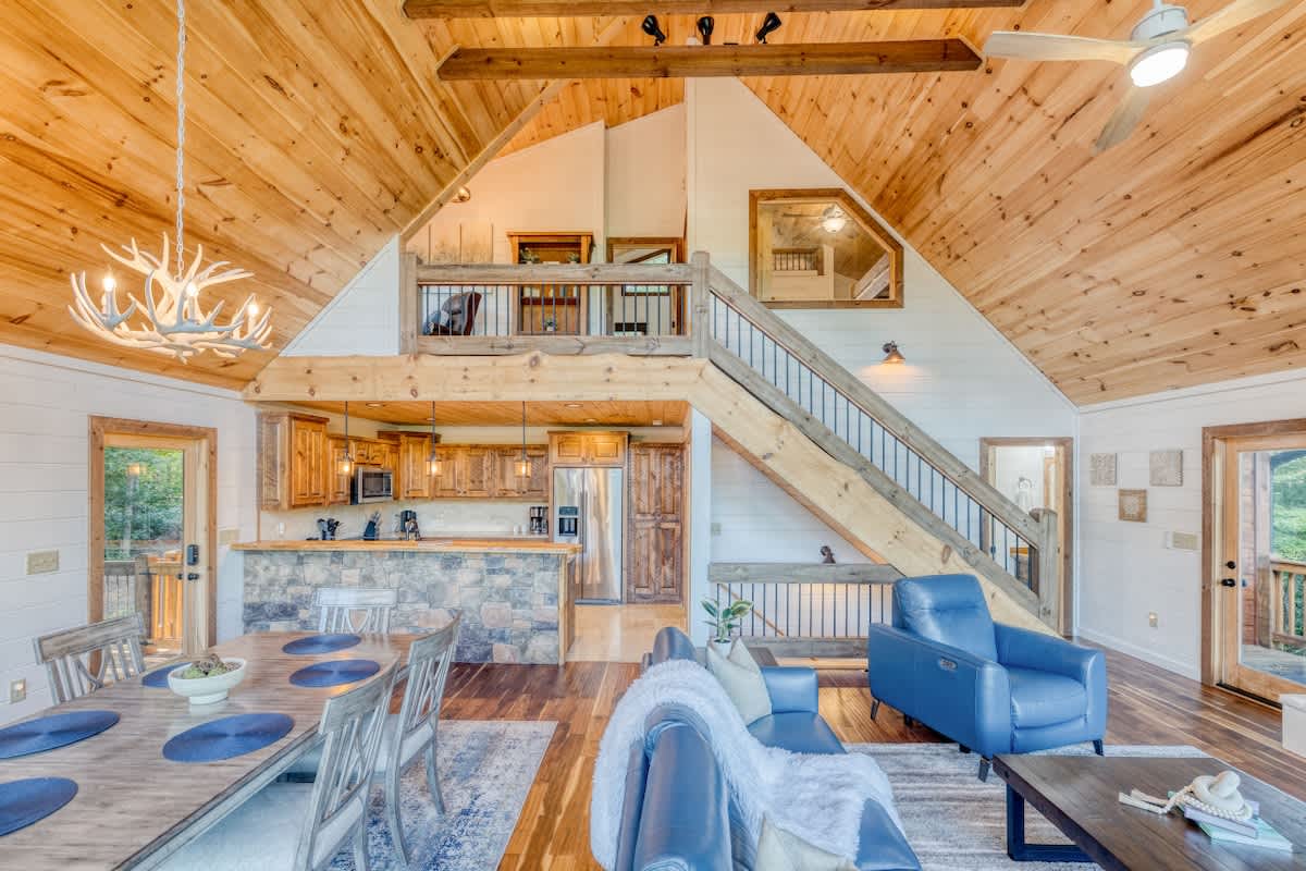 4BR Pineview | Hot Tub & Scenic Views | Arcade #9