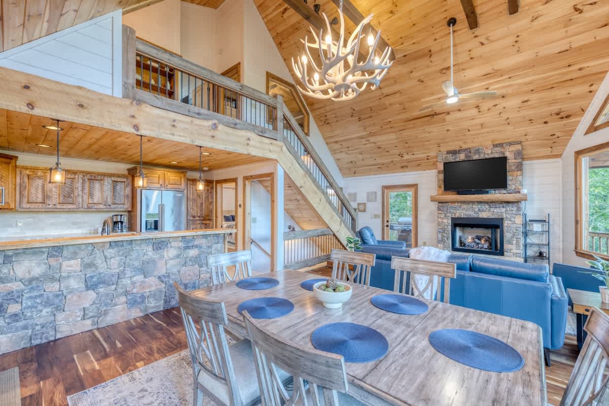 4BR Pineview | Hot Tub & Scenic Views | Arcade #3