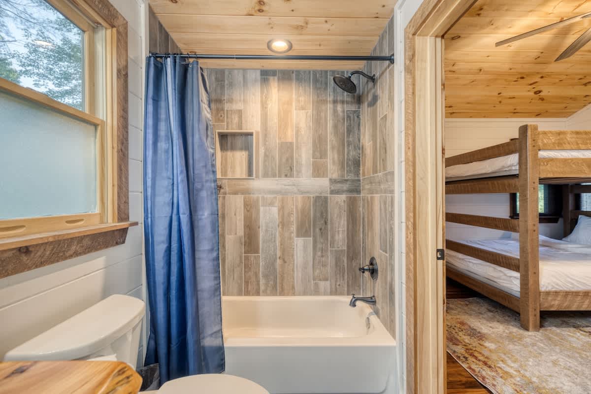 4BR Pineview | Hot Tub & Scenic Views | Arcade #16