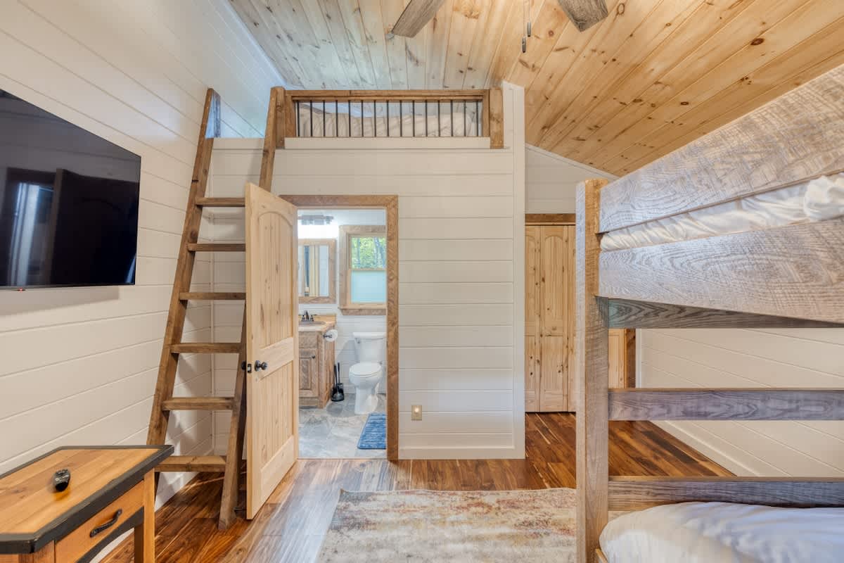 4BR Pineview | Hot Tub & Scenic Views | Arcade #2