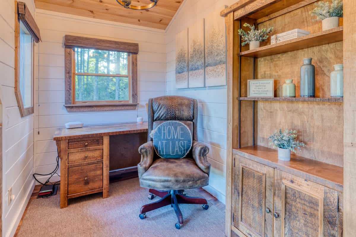 4BR Pineview | Hot Tub & Scenic Views | Arcade #8