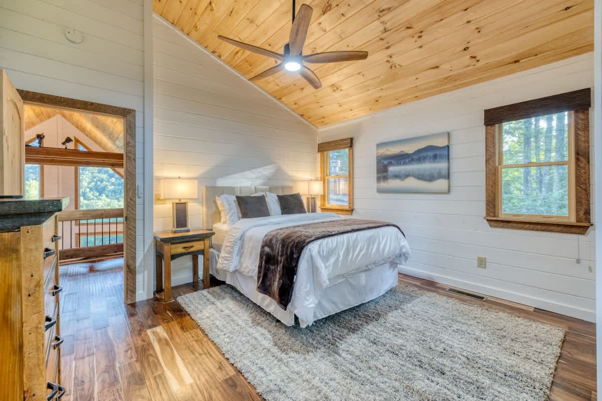 4BR Pineview | Hot Tub & Scenic Views | Arcade #13