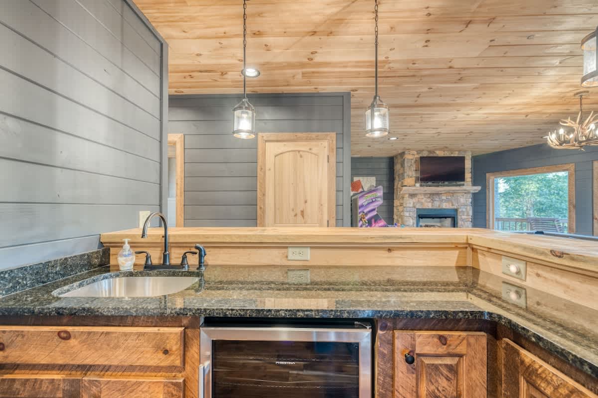 4BR Pineview | Hot Tub & Scenic Views | Arcade #21