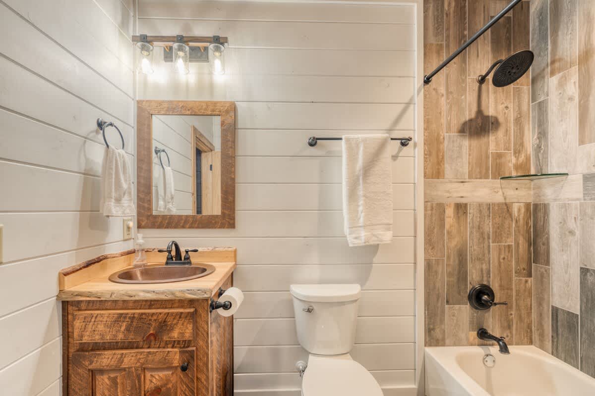 4BR Pineview | Hot Tub & Scenic Views | Arcade #4