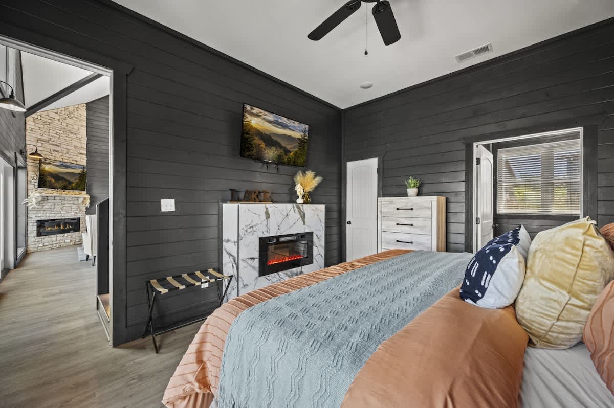 Lakefront Retreat w/ Pool, Hot Tub, Game Room #7