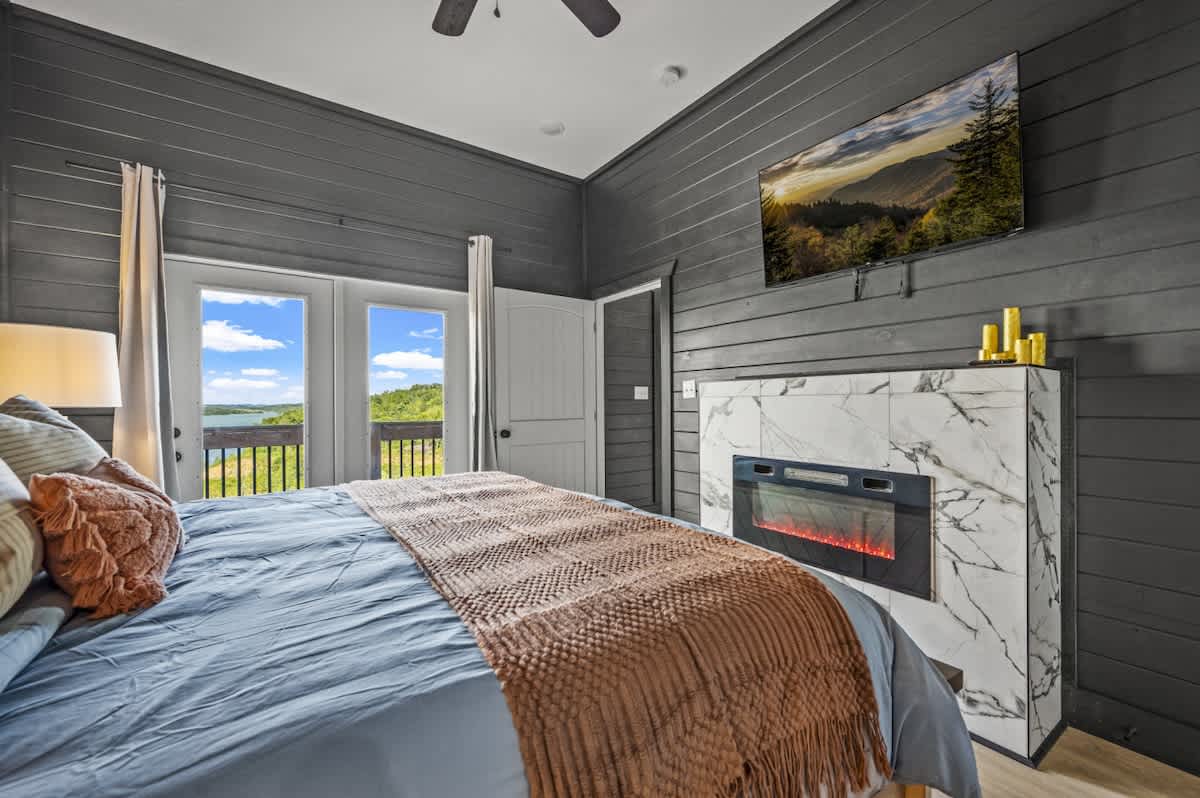 Lakefront Retreat w/ Pool, Hot Tub, Game Room #54
