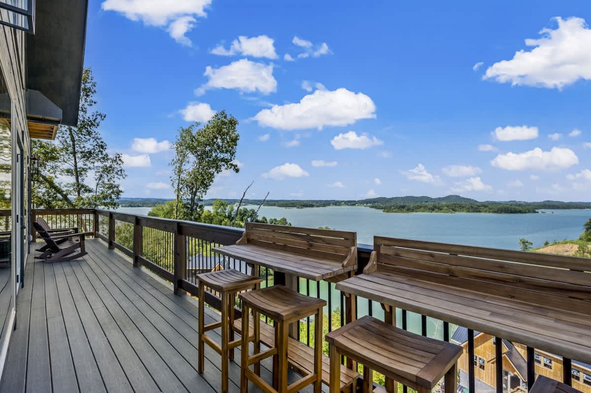 Lakefront Retreat w/ Pool, Hot Tub, Game Room #37