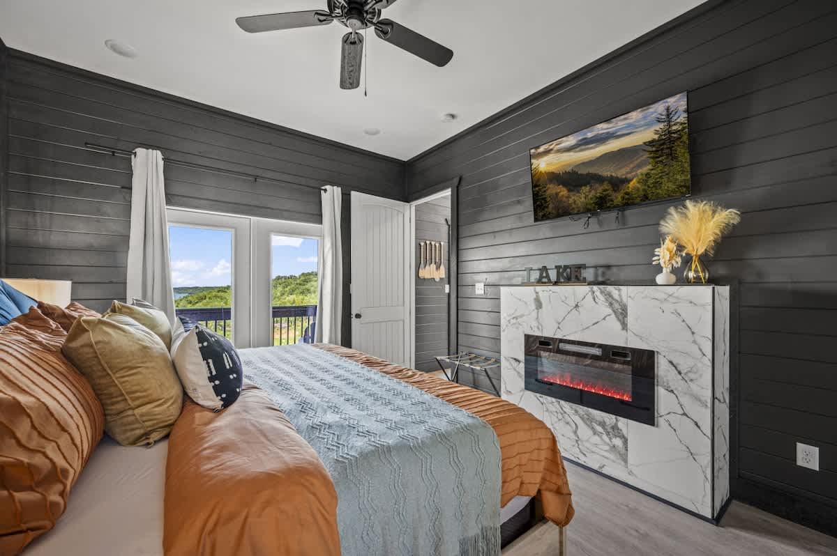 Lakefront Retreat w/ Pool, Hot Tub, Game Room #6
