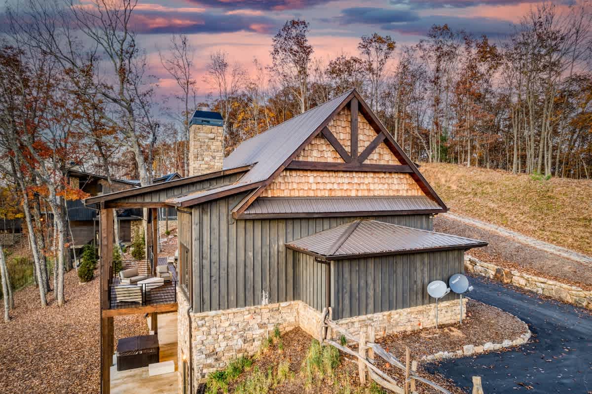 4 Bedroom Mountain Cabin w/ Hot Tub & Pool Table #40