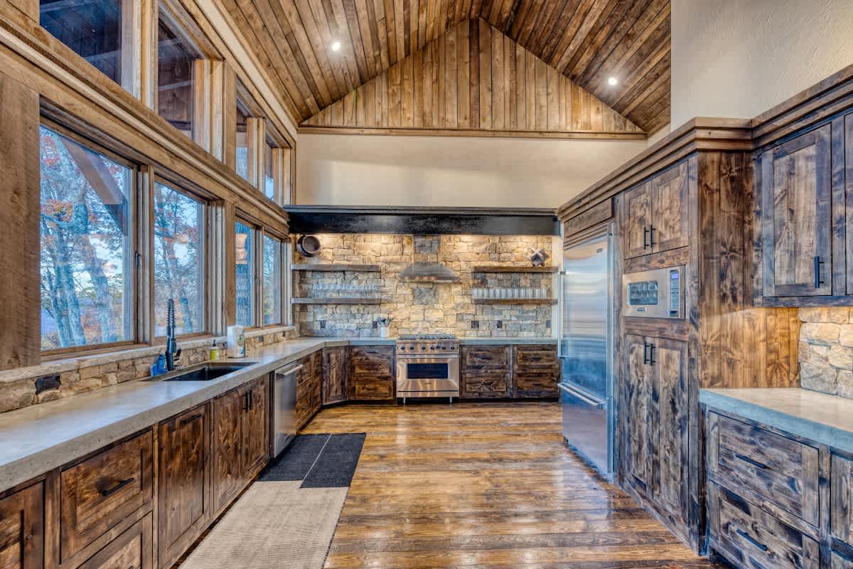 4 Bedroom Mountain Cabin w/ Hot Tub & Pool Table #26