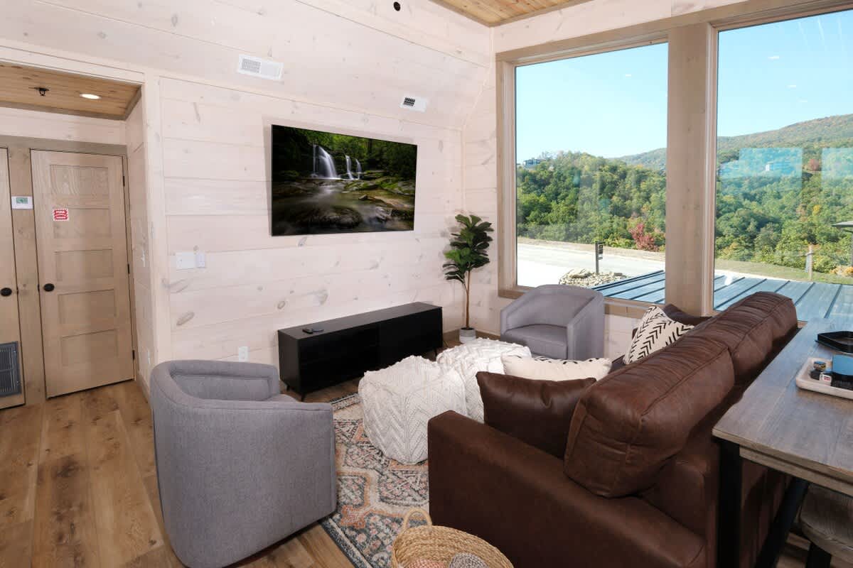 Luxury 5BR Mountain Lodge • Hot Tub & Views #50