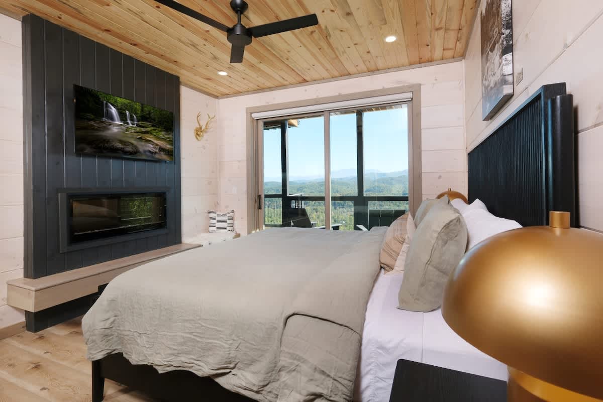 Luxury 5BR Mountain Lodge • Hot Tub & Views #7