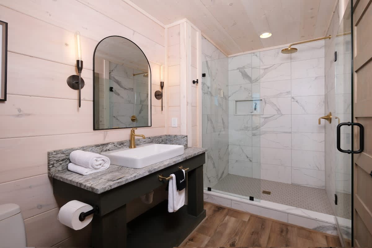 Luxury 5BR Mountain Lodge • Hot Tub & Views #23