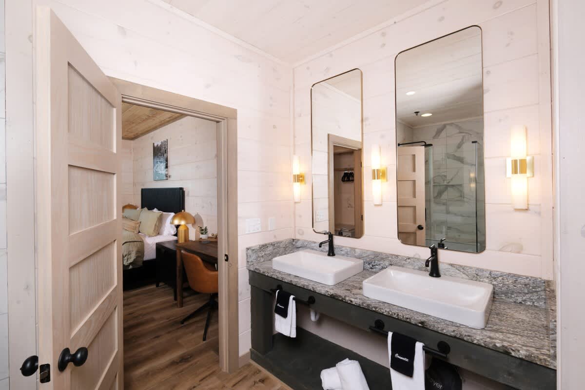 Luxury 5BR Mountain Lodge • Hot Tub & Views #22