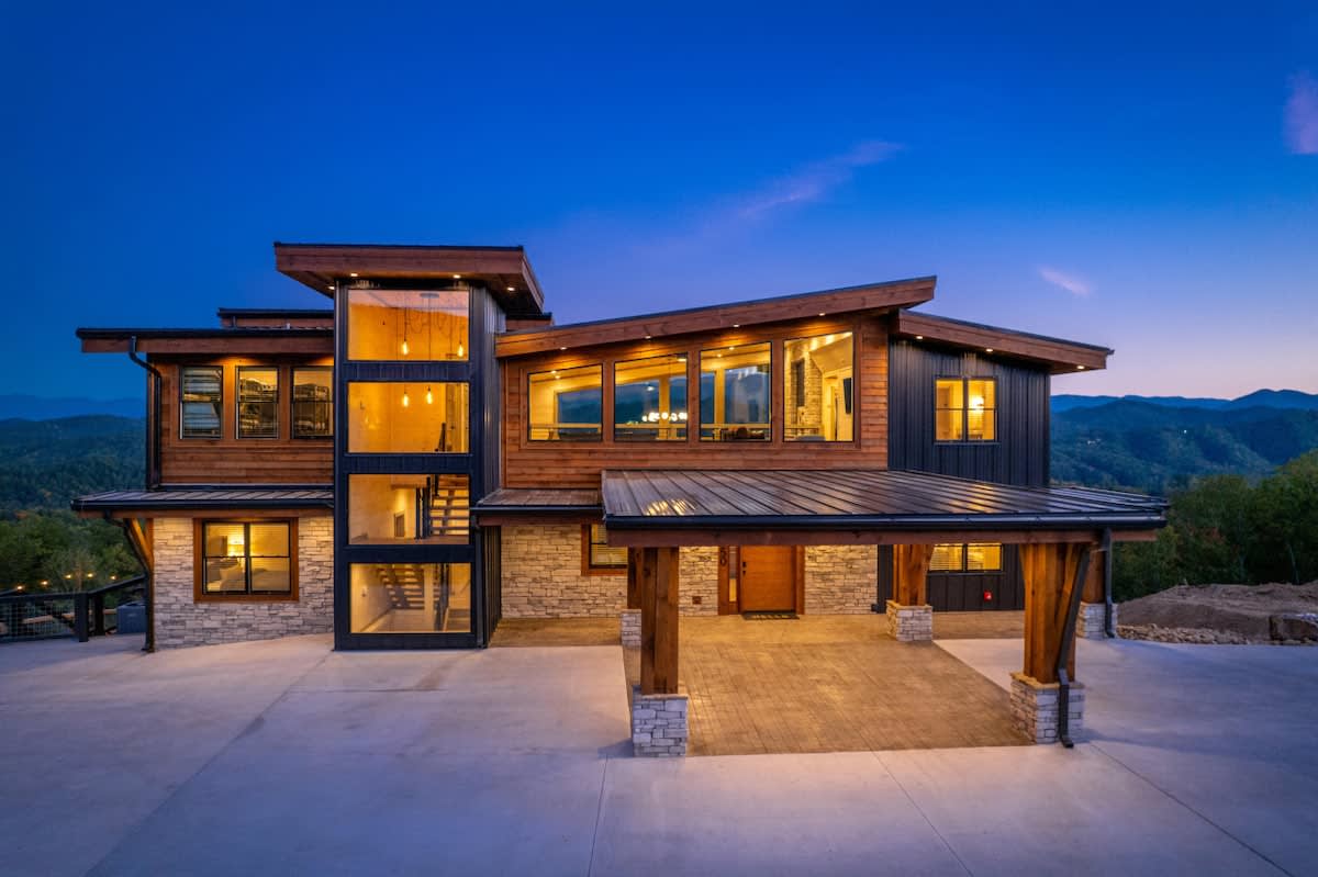 Luxury 5BR Mountain Lodge • Hot Tub & Views #25