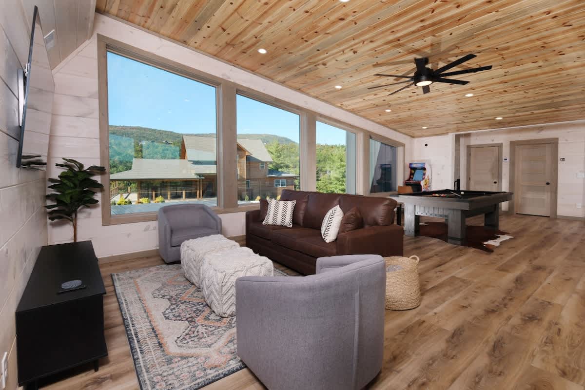 Luxury 5BR Mountain Lodge • Hot Tub & Views #47
