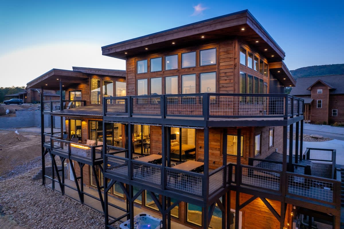 Luxury 5BR Mountain Lodge • Hot Tub & Views #43