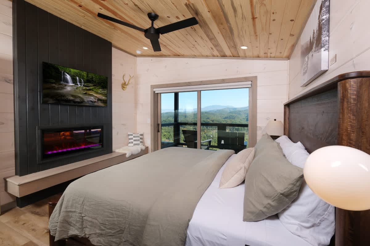 Luxury 5BR Mountain Lodge • Hot Tub & Views #17