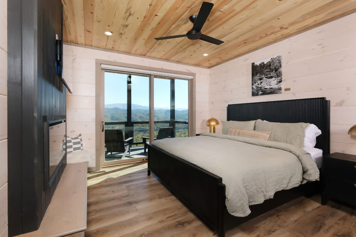 Luxury 5BR Mountain Lodge • Hot Tub & Views #6