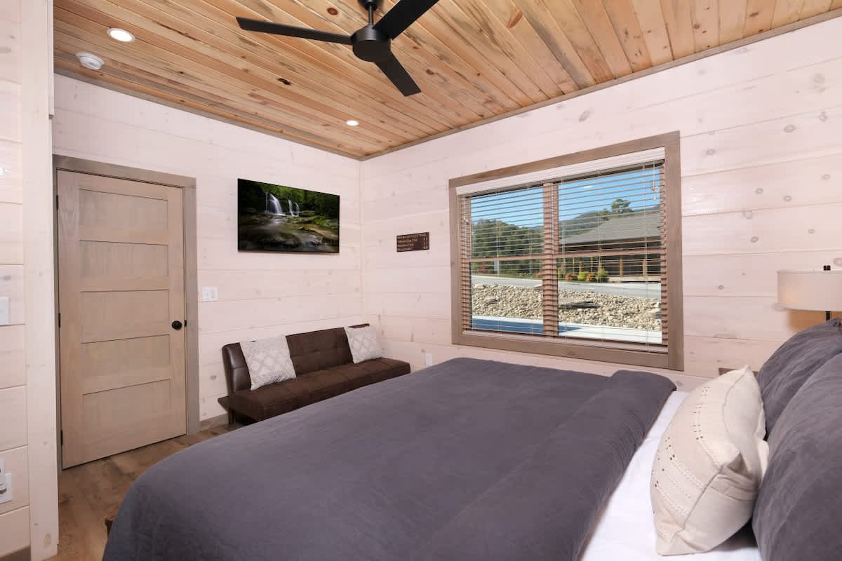 Luxury 5BR Mountain Lodge • Hot Tub & Views #60