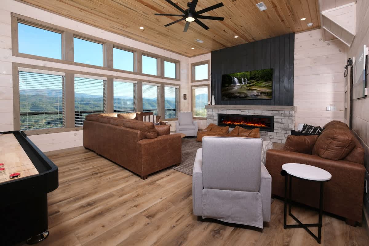 Luxury 5BR Mountain Lodge • Hot Tub & Views #9