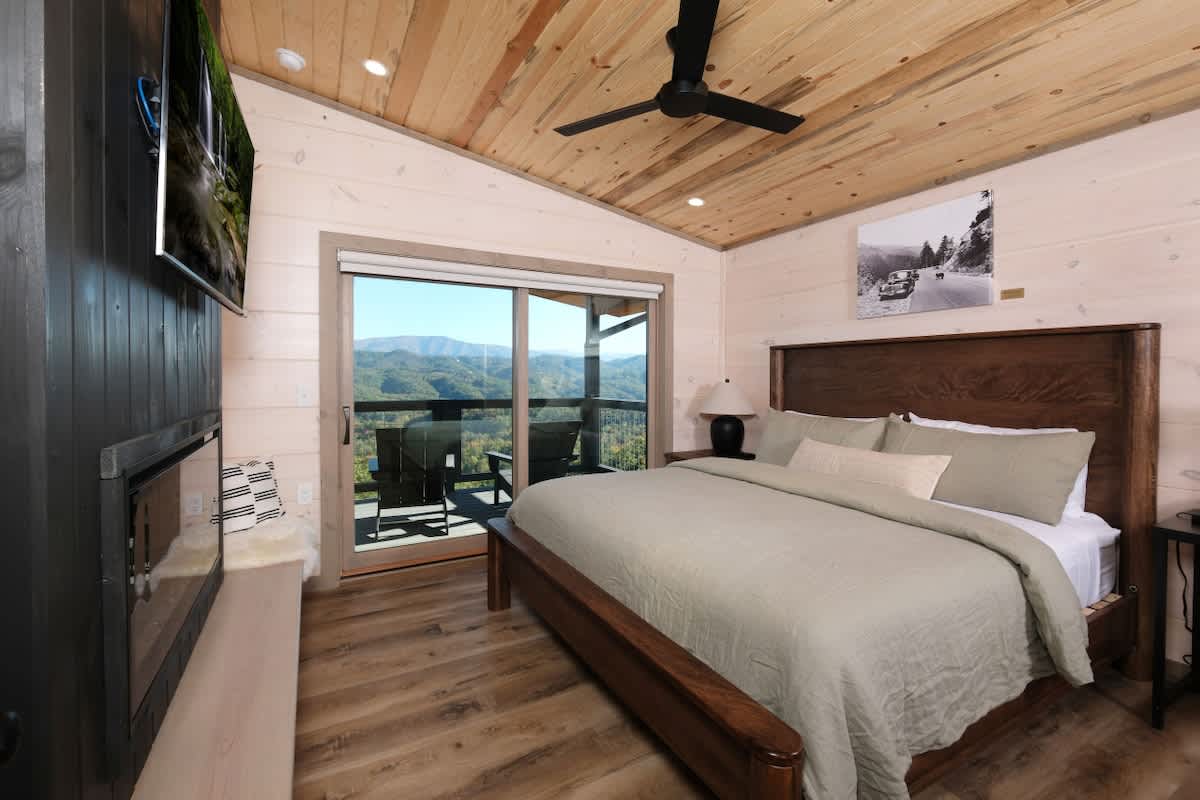 Luxury 5BR Mountain Lodge • Hot Tub & Views #14