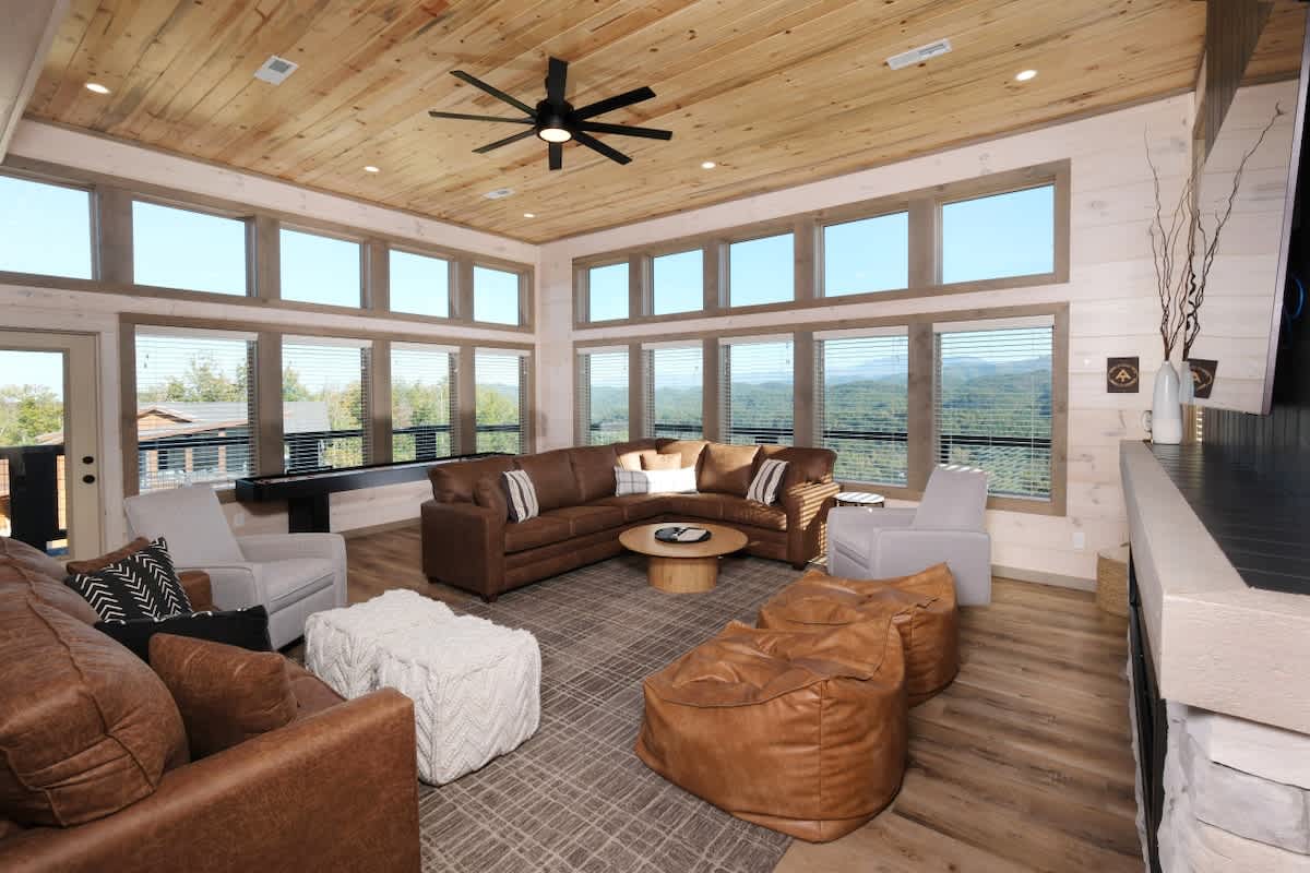 Luxury 5BR Mountain Lodge • Hot Tub & Views #32