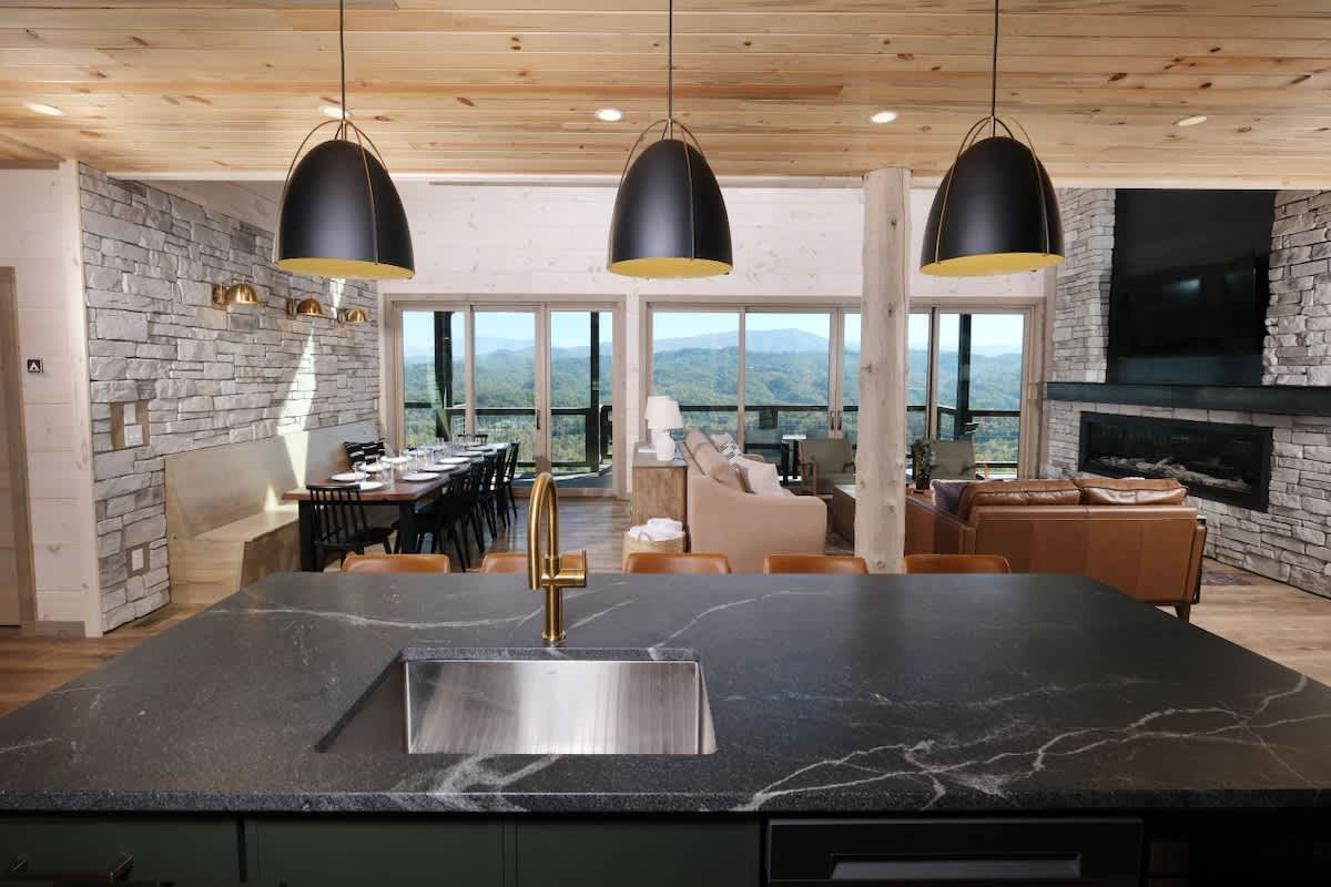 Luxury 5BR Mountain Lodge • Hot Tub & Views #46
