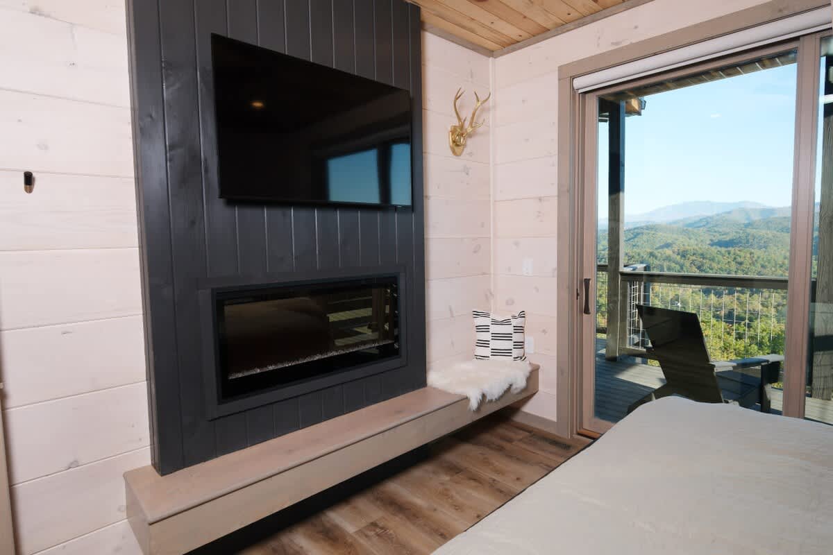 Luxury 5BR Mountain Lodge • Hot Tub & Views #42
