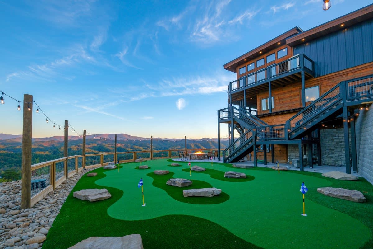 Luxury 5BR Mountain Lodge • Hot Tub & Views #34