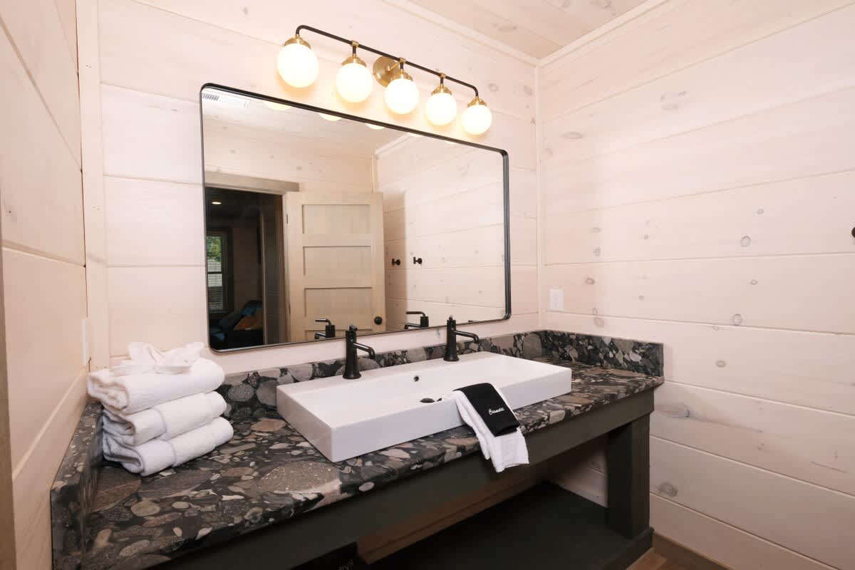 Luxury 5BR Mountain Lodge • Hot Tub & Views #20