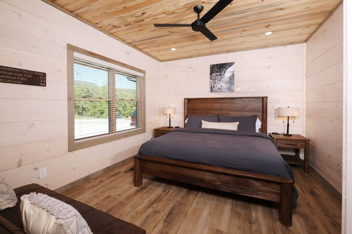 Luxury 5BR Mountain Lodge • Hot Tub & Views #40