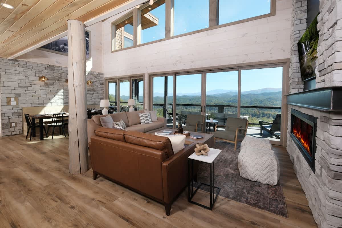 Luxury 5BR Mountain Lodge • Hot Tub & Views #15