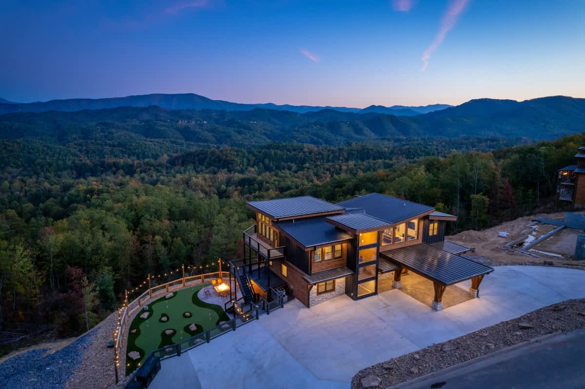 Luxury 5BR Mountain Lodge • Hot Tub & Views #55