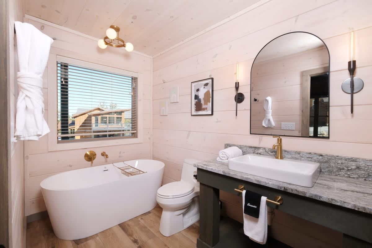 Luxury 5BR Mountain Lodge • Hot Tub & Views #10
