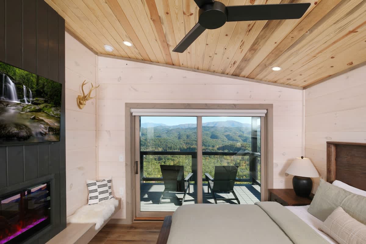 Luxury 5BR Mountain Lodge • Hot Tub & Views #27