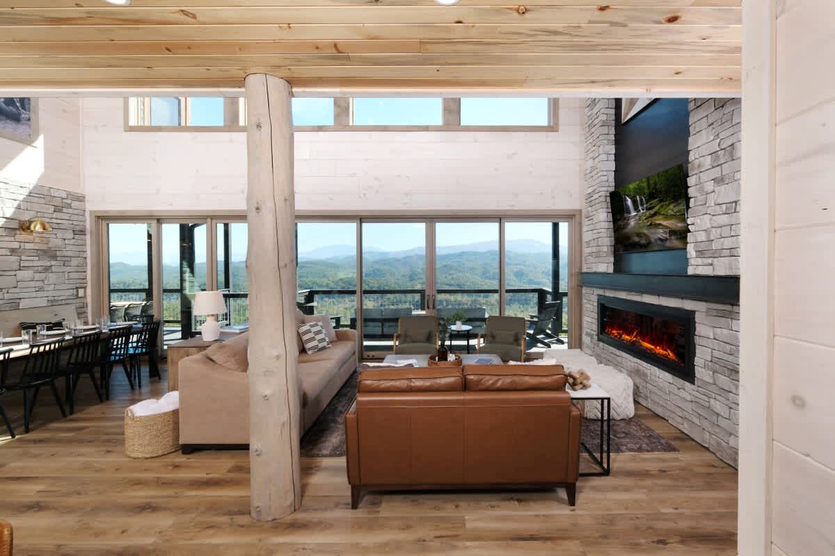 Luxury 5BR Mountain Lodge • Hot Tub & Views #57