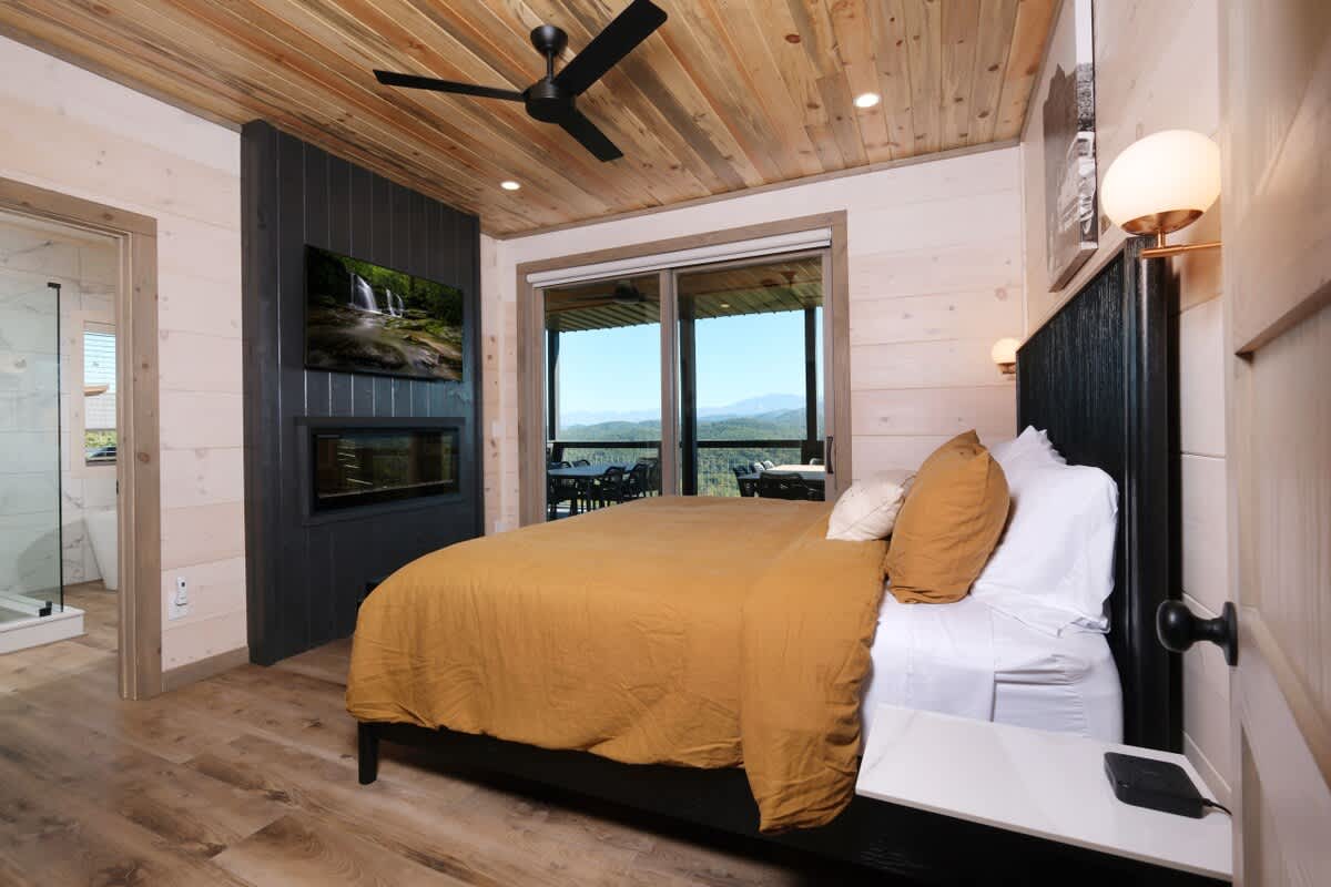Luxury 5BR Mountain Lodge • Hot Tub & Views #11