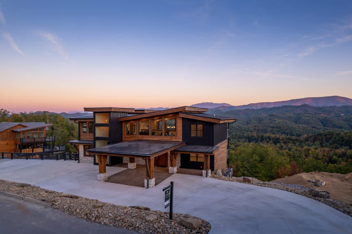 Luxury 5BR Mountain Lodge • Hot Tub & Views #58