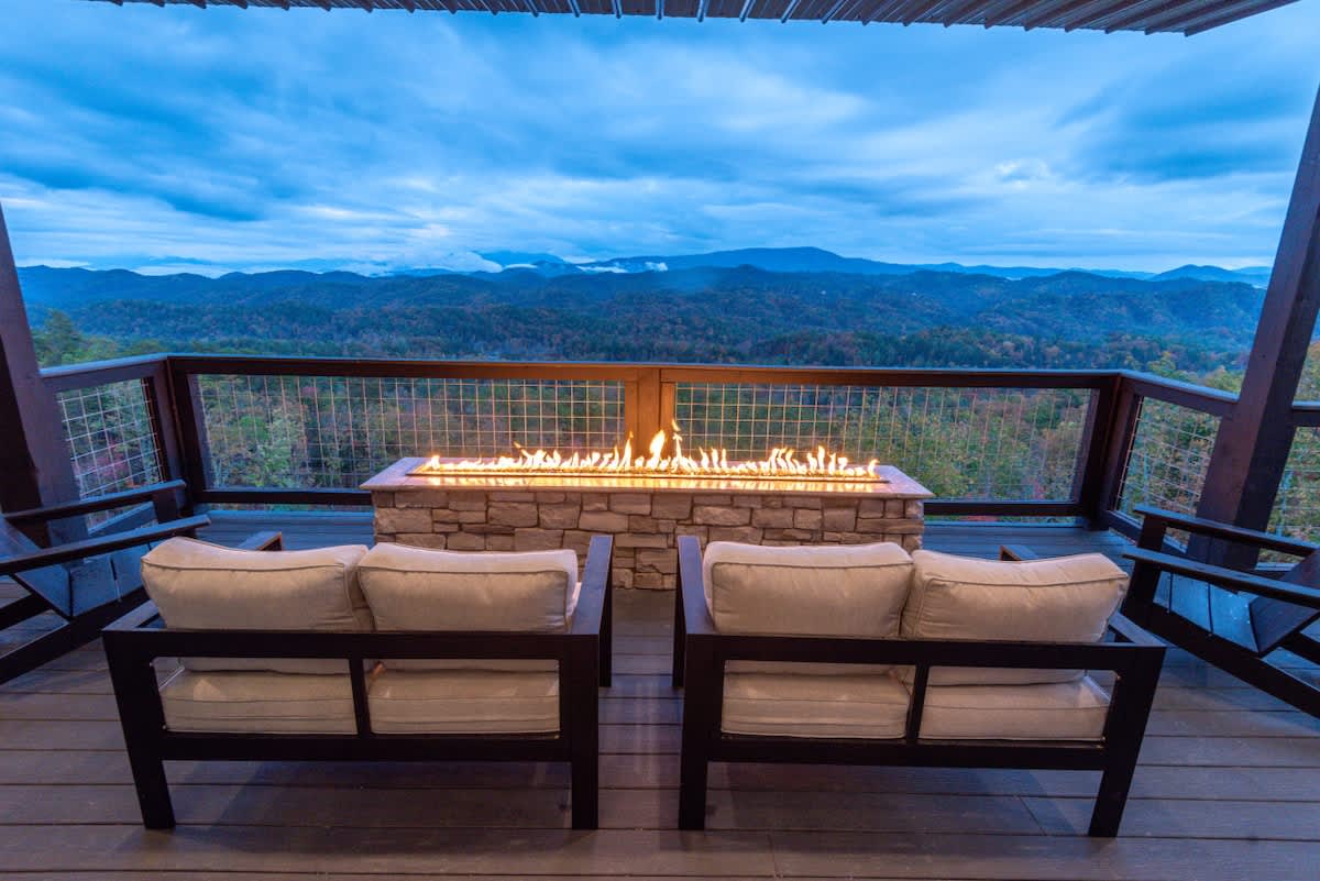 Luxury 5BR Mountain Lodge • Hot Tub & Views #56