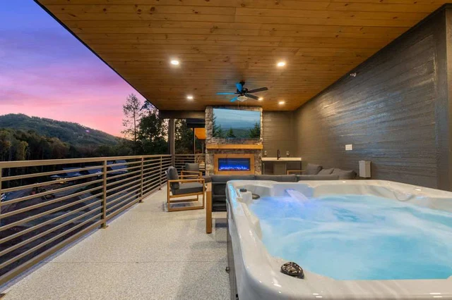 3BR Smokies Fairway | Hot Tub, Arcade & Rooftop #9