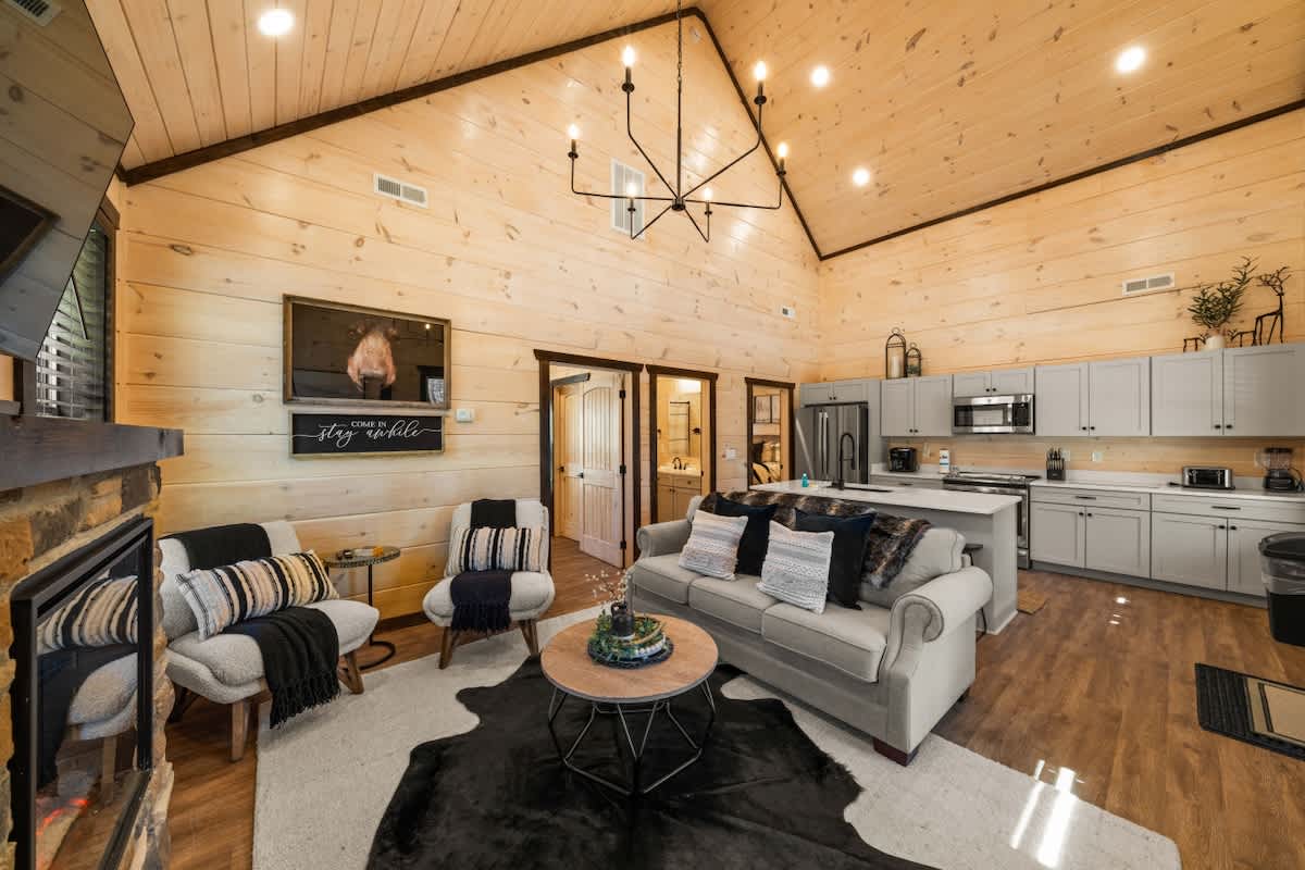 Bearfoot Cabin • Hot Tub • Near Parkway • Sleeps 7 #7
