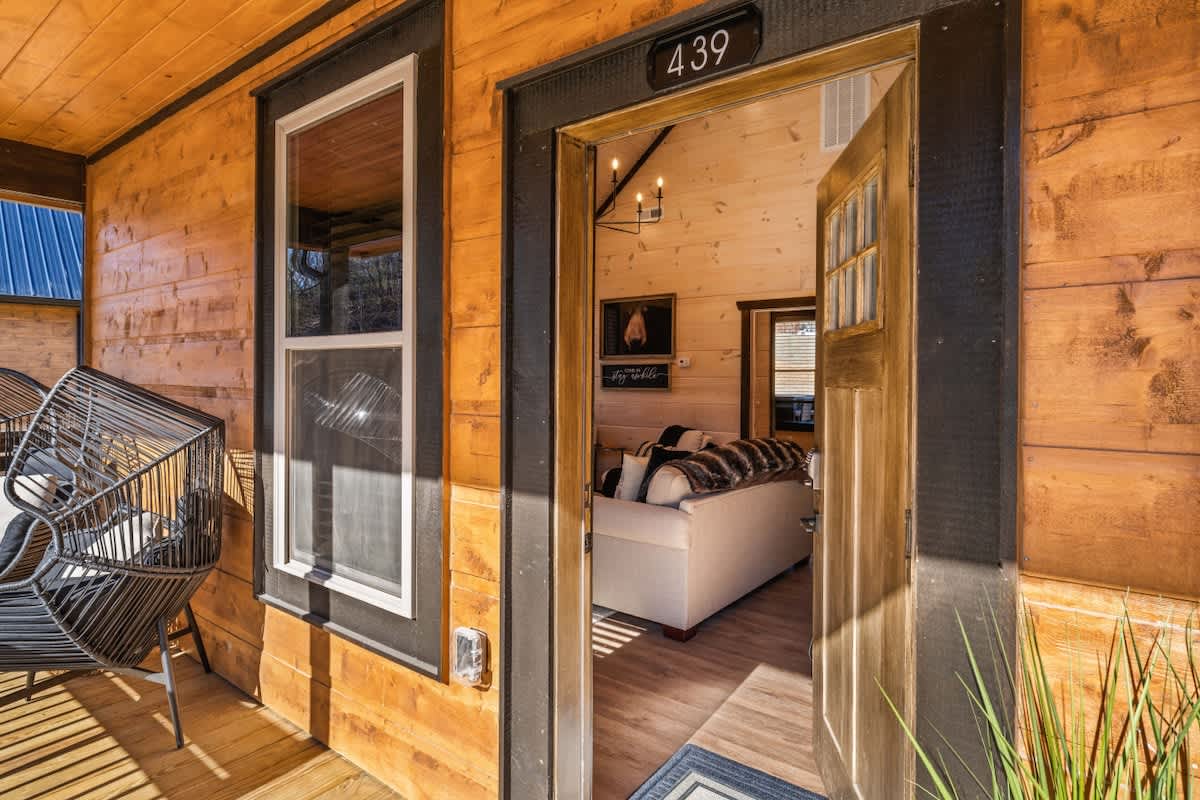 Bearfoot Cabin • Hot Tub • Near Parkway • Sleeps 7 #6