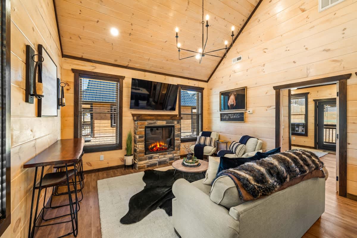 Bearfoot Cabin • Hot Tub • Near Parkway • Sleeps 7 #2
